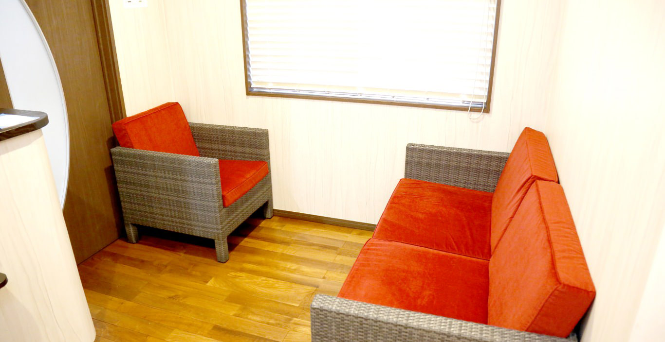 プライベート感のあるエステサロンのような外観と内装。